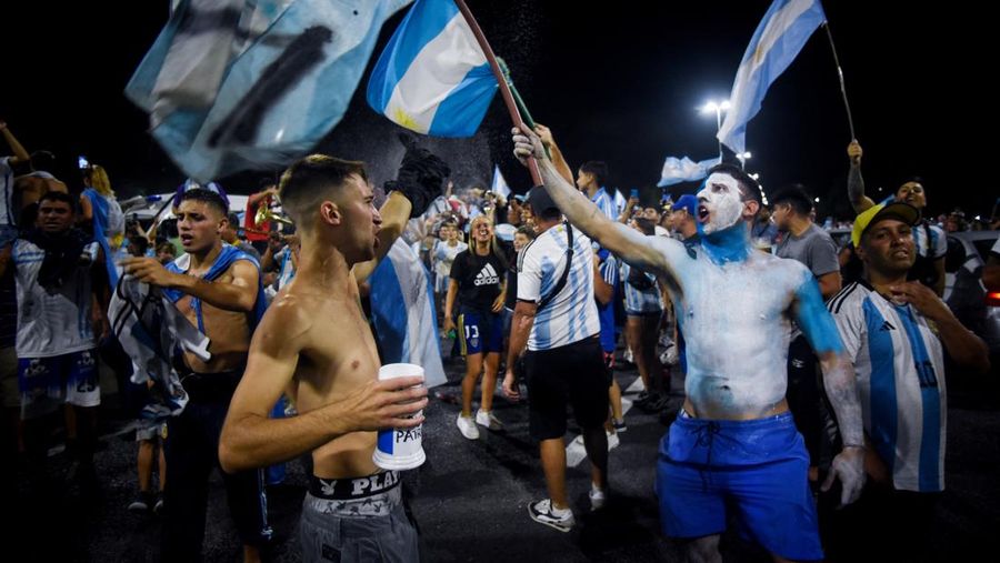 Lionel Messi dari Argentina (Kiri) dan Lionel Scaloni (Kanan) memegang Piala Dunia FIFA saat kedatangan tim sepak bola nasional pria Argentina setelah memenangkan Piala Dunia FIFA Qatar 2022 pada 20 Desember 2022 di Buenos Aires, Argentina. (Marcelo Endelli/Getty Images)