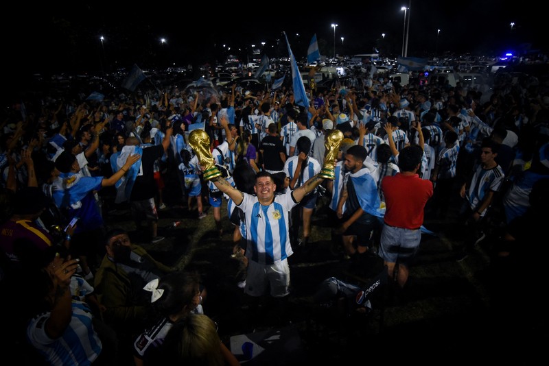 Lionel Messi dari Argentina (Kiri) dan Lionel Scaloni (Kanan) memegang Piala Dunia FIFA saat kedatangan tim sepak bola nasional pria Argentina setelah memenangkan Piala Dunia FIFA Qatar 2022 pada 20 Desember 2022 di Buenos Aires, Argentina. Lionel Messi dari Argentina (Kiri) dan Lionel Scaloni (Kanan) memegang Piala Dunia FIFA saat kedatangan tim sepak bola nasional pria Argentina setelah memenangkan Piala Dunia FIFA Qatar 2022 pada 20 Desember 2022 di Buenos Aires, Argentina. (Marcelo Endelli/Getty Images)