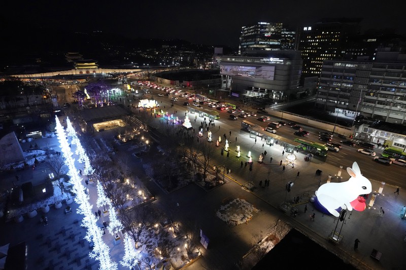 Seorang pengunjung mengambil foto lentera raksasa yang bersinar untuk perayaan Tahun Kelinci 2023 mendatang selama Festival Lentera di Lapangan Gwanghwamun di Seoul, Korea Selatan, Senin, 19 Desember 2022. Seorang pengunjung mengambil foto lentera raksasa yang bersinar untuk perayaan Tahun Kelinci 2023 mendatang selama Festival Lentera di Lapangan Gwanghwamun di Seoul, Korea Selatan, Senin, 19 Desember 2022. Festival ini akan berlangsung dari 19 Desember hingga Desember 31. (AP Photo/Ahn Young-joon)