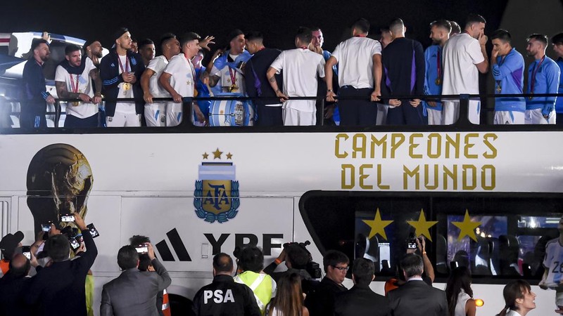 Lionel Messi dari Argentina (Kiri) dan Lionel Scaloni (Kanan) memegang Piala Dunia FIFA saat kedatangan tim sepak bola nasional pria Argentina setelah memenangkan Piala Dunia FIFA Qatar 2022 pada 20 Desember 2022 di Buenos Aires, Argentina. (Marcelo Endelli/Getty Images)