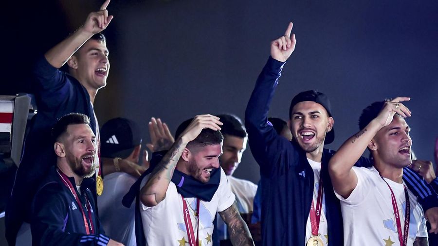Lionel Messi dari Argentina (Kiri) dan Lionel Scaloni (Kanan) memegang Piala Dunia FIFA saat kedatangan tim sepak bola nasional pria Argentina setelah memenangkan Piala Dunia FIFA Qatar 2022 pada 20 Desember 2022 di Buenos Aires, Argentina. (Marcelo Endelli/Getty Images)