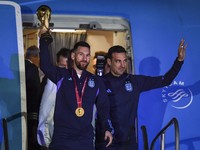 Lionel Messi dari Argentina (Kiri) dan Lionel Scaloni (Kanan) memegang Piala Dunia FIFA saat kedatangan tim sepak bola nasional pria Argentina setelah memenangkan Piala Dunia FIFA Qatar 2022 pada 20 Desember 2022 di Buenos Aires, Argentina. (Marcelo