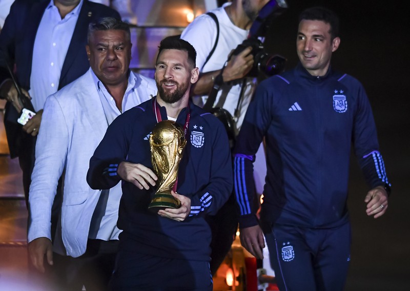 Lionel Messi dari Argentina (Kiri) dan Lionel Scaloni (Kanan) memegang Piala Dunia FIFA saat kedatangan tim sepak bola nasional pria Argentina setelah memenangkan Piala Dunia FIFA Qatar 2022 pada 20 Desember 2022 di Buenos Aires, Argentina. Lionel Messi dari Argentina (Kiri) dan Lionel Scaloni (Kanan) memegang Piala Dunia FIFA saat kedatangan tim sepak bola nasional pria Argentina setelah memenangkan Piala Dunia FIFA Qatar 2022 pada 20 Desember 2022 di Buenos Aires, Argentina. (Marcelo Endelli/Getty Images)