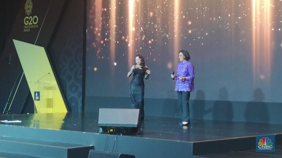 Menteri Keuangan Sri Mulyani bersama Rossa di Malam Apresiasi G20, Selasa (20/12/2022). (CNBC Indonesia/ Martya Rizky)