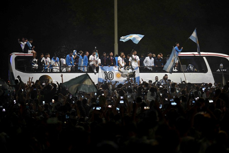 Lionel Messi dari Argentina (Kiri) dan Lionel Scaloni (Kanan) memegang Piala Dunia FIFA saat kedatangan tim sepak bola nasional pria Argentina setelah memenangkan Piala Dunia FIFA Qatar 2022 pada 20 Desember 2022 di Buenos Aires, Argentina. Lionel Messi dari Argentina (Kiri) dan Lionel Scaloni (Kanan) memegang Piala Dunia FIFA saat kedatangan tim sepak bola nasional pria Argentina setelah memenangkan Piala Dunia FIFA Qatar 2022 pada 20 Desember 2022 di Buenos Aires, Argentina. (Marcelo Endelli/Getty Images)