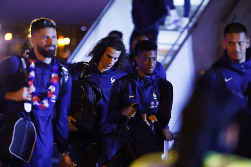 Timnas Prancis Tiba di negaranya usai mengikuti Piala Dunia 2022 Qatar Penyerang Prancis Ousmane Dembele (Kiri) dan penyerang Kylian Mbappe (Kanan) keluar dari pesawat AirFrance saat tim nasional Prancis tiba di Bandara Paris Charles de Gaulle, Prancis, Senin (9/12/2022). Tim Prancis tiba di negaranya setelah mengikuti pertandingan final antara Prancis melawan Argentina dalam gelaran Piala Dunia 2022 Qatar dan disambut para pendukungnya meskipun harus kalah oleh Argentina dalam pertandingan final tersebut. (Photo by CHARLY TRIBALLEAU/AFP via Getty Images)