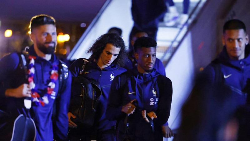 Penyerang Prancis Ousmane Dembele (Kiri) dan penyerang Kylian Mbappe (Kanan) keluar dari pesawat AirFrance saat tim nasional Prancis tiba di Bandara Paris Charles de Gaulle, Prancis, Senin (9/12/2022). Tim Prancis tiba di negaranya setelah mengikuti pertandingan final antara Prancis melawan Argentina dalam gelaran Piala Dunia 2022 Qatar dan disambut para pendukungnya meskipun harus kalah oleh Argentina dalam pertandingan final tersebut. (Photo by CHARLY TRIBALLEAU/AFP via Getty Images)