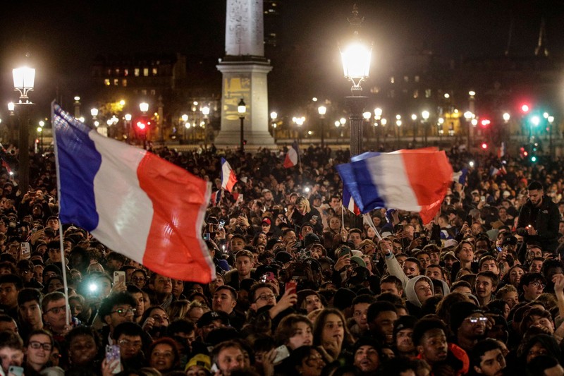 Penyerang Prancis Ousmane Dembele (Kiri) dan penyerang Kylian Mbappe (Kanan) keluar dari pesawat AirFrance saat tim nasional Prancis tiba di Bandara Paris Charles de Gaulle, Prancis, Senin (9/12/2022). Tim Prancis tiba di negaranya setelah mengikuti pertandingan final antara Prancis melawan Argentina dalam gelaran Piala Dunia 2022 Qatar dan disambut para pendukungnya meskipun harus kalah oleh Argentina dalam pertandingan final tersebut. (Photo by CHARLY TRIBALLEAU/AFP via Getty Images)