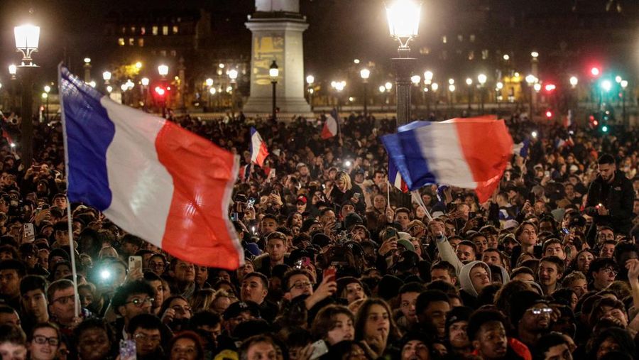 Penyerang Prancis Ousmane Dembele (Kiri) dan penyerang Kylian Mbappe (Kanan) keluar dari pesawat AirFrance saat tim nasional Prancis tiba di Bandara Paris Charles de Gaulle, Prancis, Senin (9/12/2022). Tim Prancis tiba di negaranya setelah mengikuti pertandingan final antara Prancis melawan Argentina dalam gelaran Piala Dunia 2022 Qatar dan disambut para pendukungnya meskipun harus kalah oleh Argentina dalam pertandingan final tersebut. (Photo by CHARLY TRIBALLEAU/AFP via Getty Images)