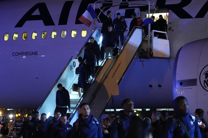 Timnas Prancis Tiba di negaranya usai mengikuti Piala Dunia 2022 Qatar Penyerang Prancis Ousmane Dembele (Kiri) dan penyerang Kylian Mbappe (Kanan) keluar dari pesawat AirFrance saat tim nasional Prancis tiba di Bandara Paris Charles de Gaulle, Prancis, Senin (9/12/2022). Tim Prancis tiba di negaranya setelah mengikuti pertandingan final antara Prancis melawan Argentina dalam gelaran Piala Dunia 2022 Qatar dan disambut para pendukungnya meskipun harus kalah oleh Argentina dalam pertandingan final tersebut. (Photo by CHARLY TRIBALLEAU/AFP via Getty Images)