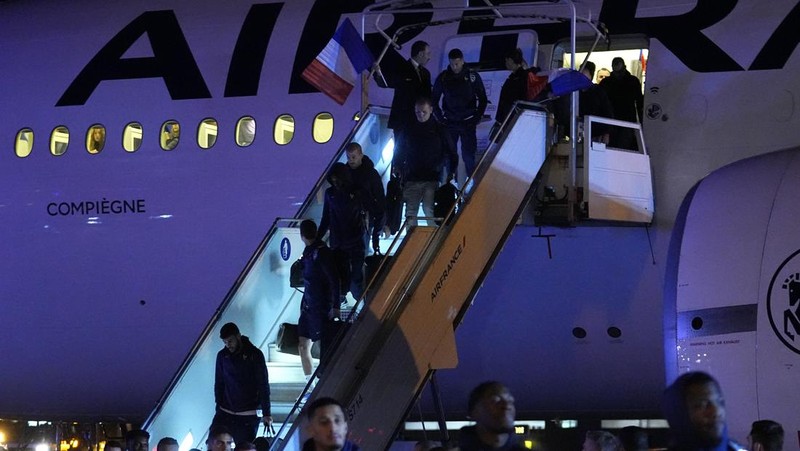 Penyerang Prancis Ousmane Dembele (Kiri) dan penyerang Kylian Mbappe (Kanan) keluar dari pesawat AirFrance saat tim nasional Prancis tiba di Bandara Paris Charles de Gaulle, Prancis, Senin (9/12/2022). Tim Prancis tiba di negaranya setelah mengikuti pertandingan final antara Prancis melawan Argentina dalam gelaran Piala Dunia 2022 Qatar dan disambut para pendukungnya meskipun harus kalah oleh Argentina dalam pertandingan final tersebut. (Photo by CHARLY TRIBALLEAU/AFP via Getty Images)