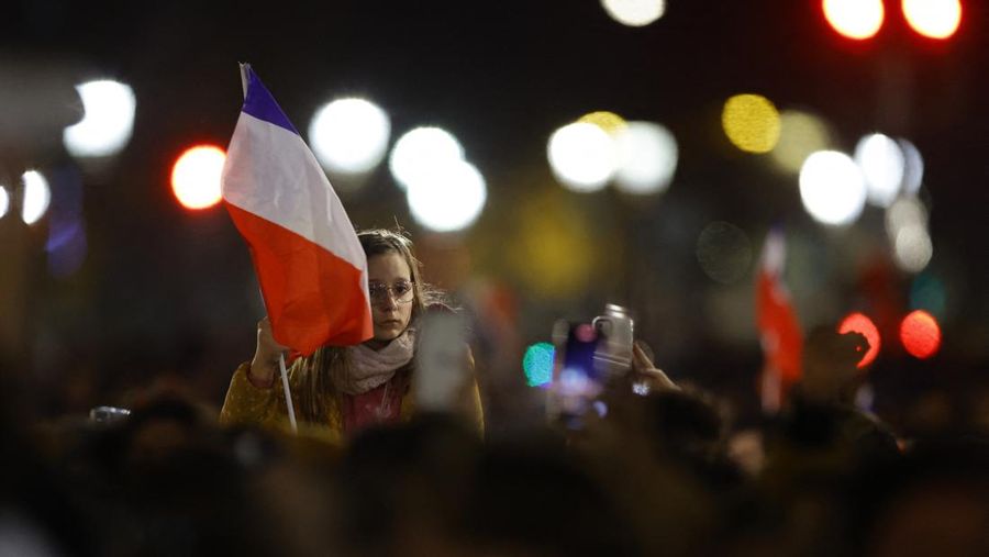 Para Pendukung Timnas Prancis Tiba di negaranya usai mengikuti Piala Dunia 2022 Qatar di alun-alun Place de la Concorde saat timnasnya tiba di Hotel Crillon di Paris Penggemar Prancis berkumpul di alun-alun Place de la Concorde saat timnasnya tiba di Hotel Crillon di Paris, Prancis, Senin (9/12/2022). Tim Prancis tiba di negaranya setelah mengikuti pertandingan final antara Prancis melawan Argentina dalam gelaran Piala Dunia 2022 Qatar dan disambut para pendukungnya meskipun harus kalah oleh Argentina dalam pertandingan final tersebut. (REUTERS/Sarah Meyssonnier)