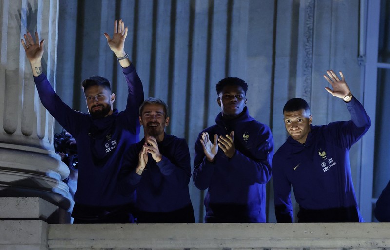 Penyerang Prancis Ousmane Dembele (Kiri) dan penyerang Kylian Mbappe (Kanan) keluar dari pesawat AirFrance saat tim nasional Prancis tiba di Bandara Paris Charles de Gaulle, Prancis, Senin (9/12/2022). Tim Prancis tiba di negaranya setelah mengikuti pertandingan final antara Prancis melawan Argentina dalam gelaran Piala Dunia 2022 Qatar dan disambut para pendukungnya meskipun harus kalah oleh Argentina dalam pertandingan final tersebut. (Photo by CHARLY TRIBALLEAU/AFP via Getty Images)