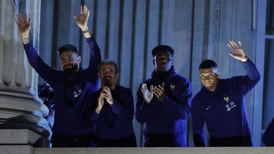 Penyerang Prancis Ousmane Dembele (Kiri) dan penyerang Kylian Mbappe (Kanan) keluar dari pesawat AirFrance saat tim nasional Prancis tiba di Bandara Paris Charles de Gaulle, Prancis, Senin (9/12/2022). Tim Prancis tiba di negaranya setelah mengikuti pertandingan final antara Prancis melawan Argentina dalam gelaran Piala Dunia 2022 Qatar dan disambut para pendukungnya meskipun harus kalah oleh Argentina dalam pertandingan final tersebut. (Photo by CHARLY TRIBALLEAU/AFP via Getty Images)