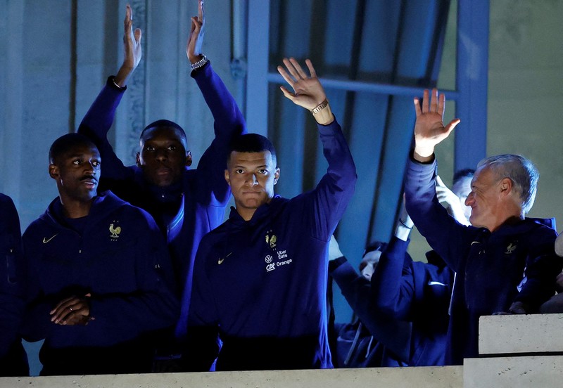 Penyerang Prancis Ousmane Dembele (Kiri) dan penyerang Kylian Mbappe (Kanan) keluar dari pesawat AirFrance saat tim nasional Prancis tiba di Bandara Paris Charles de Gaulle, Prancis, Senin (9/12/2022). Tim Prancis tiba di negaranya setelah mengikuti pertandingan final antara Prancis melawan Argentina dalam gelaran Piala Dunia 2022 Qatar dan disambut para pendukungnya meskipun harus kalah oleh Argentina dalam pertandingan final tersebut. (Photo by CHARLY TRIBALLEAU/AFP via Getty Images)