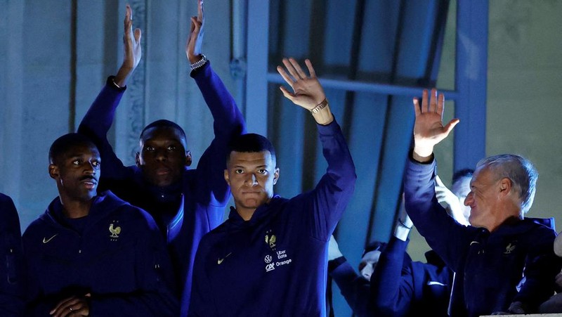 Penyerang Prancis Ousmane Dembele (Kiri) dan penyerang Kylian Mbappe (Kanan) keluar dari pesawat AirFrance saat tim nasional Prancis tiba di Bandara Paris Charles de Gaulle, Prancis, Senin (9/12/2022). Tim Prancis tiba di negaranya setelah mengikuti pertandingan final antara Prancis melawan Argentina dalam gelaran Piala Dunia 2022 Qatar dan disambut para pendukungnya meskipun harus kalah oleh Argentina dalam pertandingan final tersebut. (Photo by CHARLY TRIBALLEAU/AFP via Getty Images)