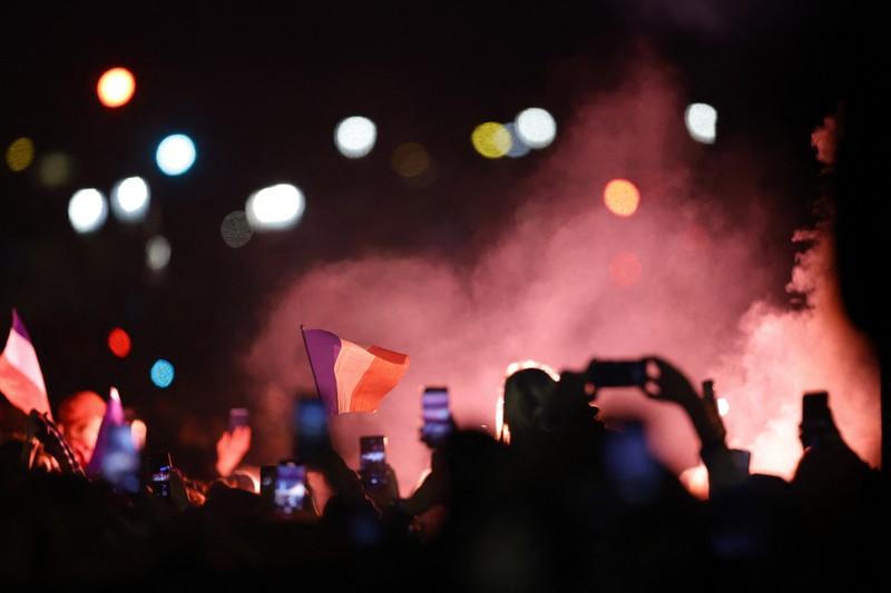Timnas Prancis Tiba di negaranya usai mengikuti Piala Dunia 2022 Qatar Penyerang Prancis Ousmane Dembele (Kiri) dan penyerang Kylian Mbappe (Kanan) keluar dari pesawat AirFrance saat tim nasional Prancis tiba di Bandara Paris Charles de Gaulle, Prancis, Senin (9/12/2022). Tim Prancis tiba di negaranya setelah mengikuti pertandingan final antara Prancis melawan Argentina dalam gelaran Piala Dunia 2022 Qatar dan disambut para pendukungnya meskipun harus kalah oleh Argentina dalam pertandingan final tersebut. (Photo by CHARLY TRIBALLEAU/AFP via Getty Images)
