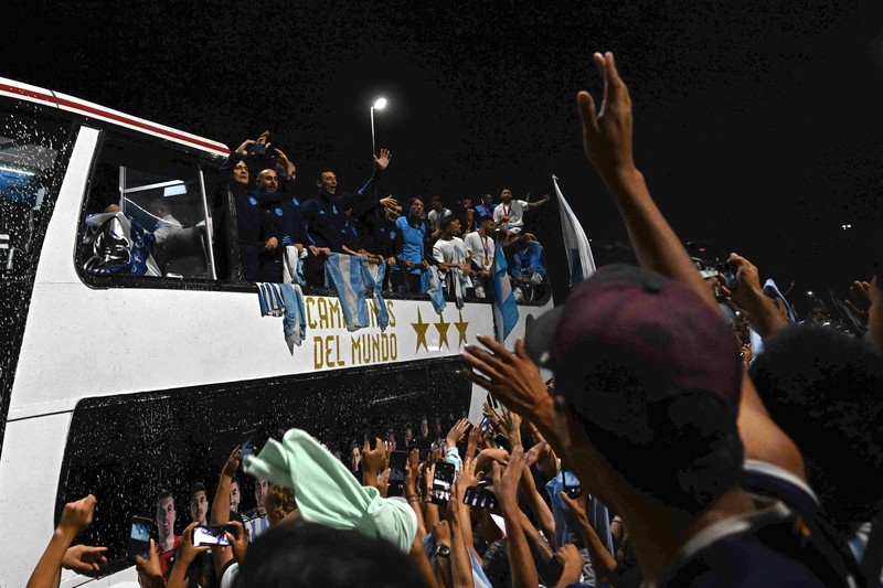 Lionel Messi dari Argentina (Kiri) dan Lionel Scaloni (Kanan) memegang Piala Dunia FIFA saat kedatangan tim sepak bola nasional pria Argentina setelah memenangkan Piala Dunia FIFA Qatar 2022 pada 20 Desember 2022 di Buenos Aires, Argentina. Lionel Messi dari Argentina (Kiri) dan Lionel Scaloni (Kanan) memegang Piala Dunia FIFA saat kedatangan tim sepak bola nasional pria Argentina setelah memenangkan Piala Dunia FIFA Qatar 2022 pada 20 Desember 2022 di Buenos Aires, Argentina. (Marcelo Endelli/Getty Images)