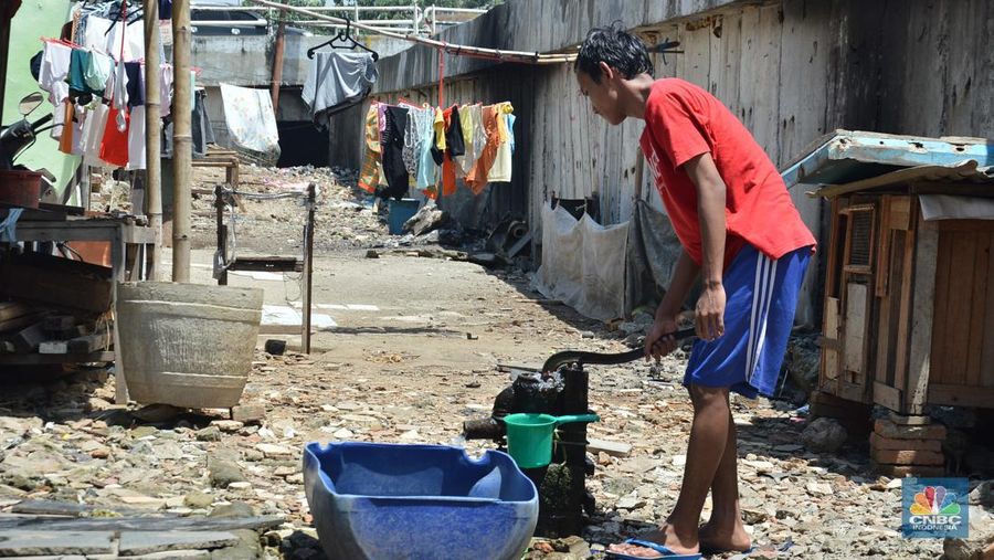 Warga menimba air tanah menggunakan pompa air manual di Kawasan Pesing Koneng, Jakarta, Selasa (20/12/2022). Pemerintah Provinsi (Pemprov) DKI Jakarta akan melarang penggunaan air tanah mulai 1 Agustus 2023. (CNBC Indonesia/ Muhammad Sabki)