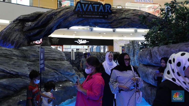 Pengunjung menjelajahi dunia pandora ala Avatar di Senayan City, Jakarta, Selasa (20/12/2022). Senayan City menghadirkan Festive Season The Festive Mood mulai tanggal 12 Desember hingga 8 Januari 2023, salah satunya Avatar Pandora Experience.  (CNBC Indonesia/Tri Susilo)