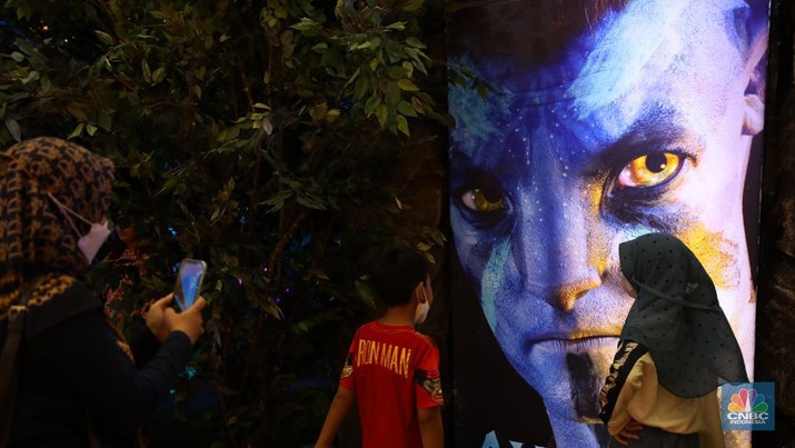 Pengunjung menjelajahi bumi pandora ala Avatar di Senayan City, Jakarta, Selasa (20/12/2022). Senayan City menghadirkan Festive Season The Festive Mood mulai tanggal 12 Desember hingga 8 Januari 2023, salah satunya Avatar Pandora Experience.  (CNBC Indonesia/Tri Susilo)