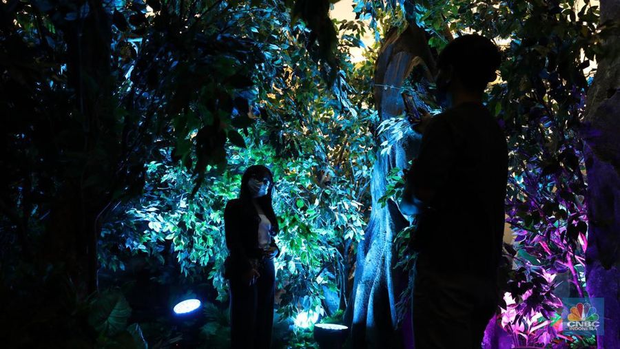 Pengunjung menjelajahi dunia pandora ala Avatar di Senayan City, Jakarta, Selasa (20/12/2022). Senayan City menghadirkan Festive Season The Festive Mood mulai tanggal 12 Desember hingga 8 Januari 2023, salah satunya Avatar Pandora Experience. (CNBC Indonesia/Tri Susilo)