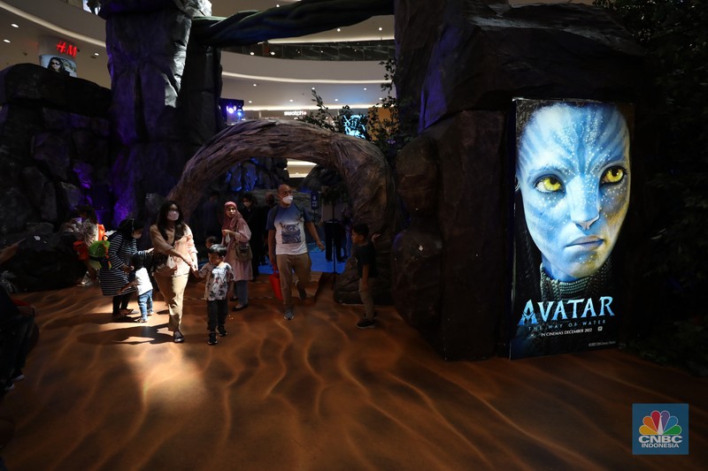 Pengunjung menjelajahi dunia pandora ala Avatar di Senayan City, Jakarta, Selasa (20/12/2022). Senayan City menghadirkan Festive Season The Festive Mood mulai tanggal 12 Desember hingga 8 Januari 2023, salah satunya Avatar Pandora Experience. Pengunjung menjelajahi dunia pandora ala Avatar di Senayan City, Jakarta, Selasa (20/12/2022). Senayan City menghadirkan Festive Season The Festive Mood mulai tanggal 12 Desember hingga 8 Januari 2023, salah satunya Avatar Pandora Experience. (CNBC Indonesia/Tri Susilo)
