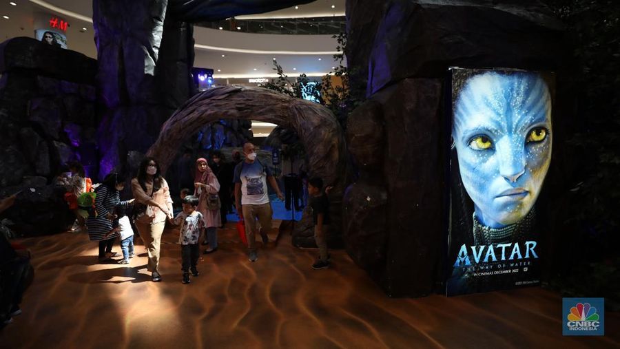 Pengunjung menjelajahi dunia pandora ala Avatar di Senayan City, Jakarta, Selasa (20/12/2022). Senayan City menghadirkan Festive Season The Festive Mood mulai tanggal 12 Desember hingga 8 Januari 2023, salah satunya Avatar Pandora Experience.  (CNBC Indonesia/Tri Susilo)