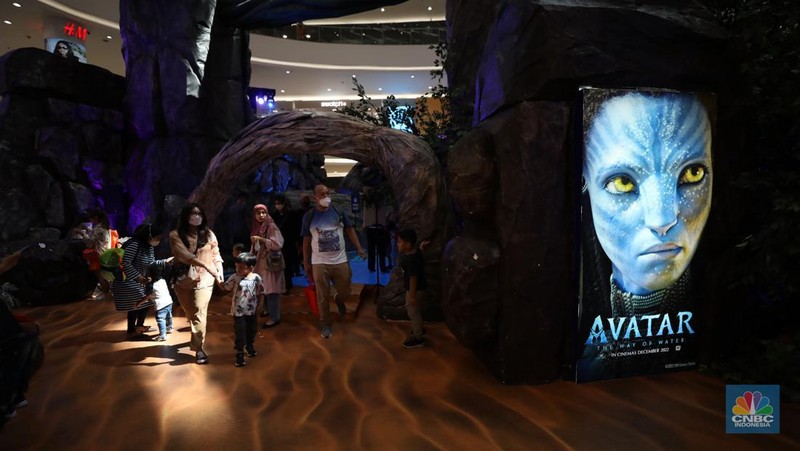 Pengunjung menjelajahi dunia pandora ala Avatar di Senayan City, Jakarta, Selasa (20/12/2022). Senayan City menghadirkan Festive Season The Festive Mood mulai tanggal 12 Desember hingga 8 Januari 2023, salah satunya Avatar Pandora Experience.  (CNBC Indonesia/Tri Susilo)