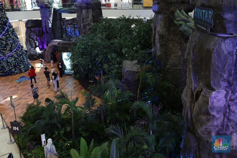 Pengunjung menjelajahi dunia pandora ala Avatar di Senayan City, Jakarta, Selasa (20/12/2022). Senayan City menghadirkan Festive Season The Festive Mood mulai tanggal 12 Desember hingga 8 Januari 2023, salah satunya Avatar Pandora Experience.  (CNBC Indonesia/Tri Susilo)