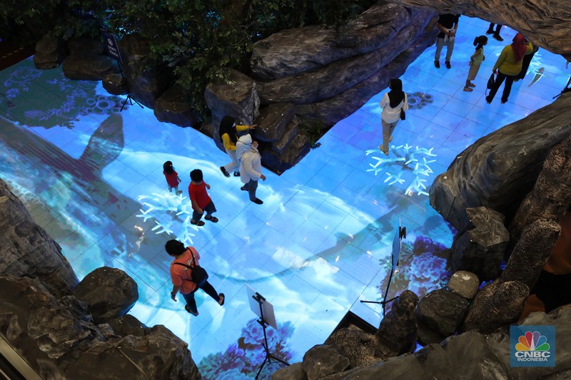 Pengunjung menjelajahi dunia pandora ala Avatar di Senayan City, Jakarta, Selasa (20/12/2022). Senayan City menghadirkan Festive Season The Festive Mood mulai tanggal 12 Desember hingga 8 Januari 2023, salah satunya Avatar Pandora Experience.  (CNBC Indonesia/Tri Susilo)