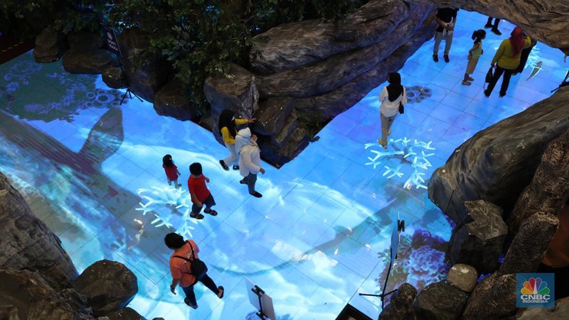Pengunjung menjelajahi dunia pandora ala Avatar di Senayan City, Jakarta, Selasa (20/12/2022). Senayan City menghadirkan Festive Season The Festive Mood mulai tanggal 12 Desember hingga 8 Januari 2023, salah satunya Avatar Pandora Experience.  (CNBC Indonesia/Tri Susilo)