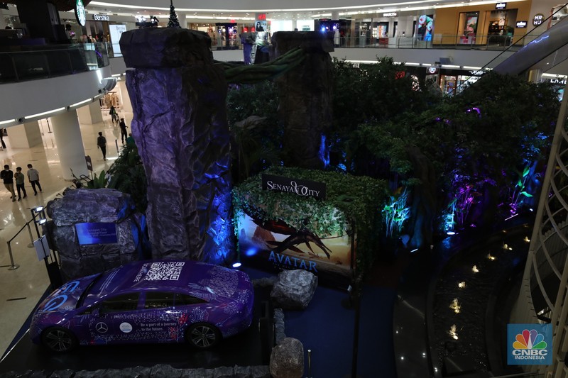 Pengunjung menjelajahi dunia pandora ala Avatar di Senayan City, Jakarta, Selasa (20/12/2022). Senayan City menghadirkan Festive Season The Festive Mood mulai tanggal 12 Desember hingga 8 Januari 2023, salah satunya Avatar Pandora Experience. Pengunjung menjelajahi dunia pandora ala Avatar di Senayan City, Jakarta, Selasa (20/12/2022). Senayan City menghadirkan Festive Season The Festive Mood mulai tanggal 12 Desember hingga 8 Januari 2023, salah satunya Avatar Pandora Experience. (CNBC Indonesia/Tri Susilo)