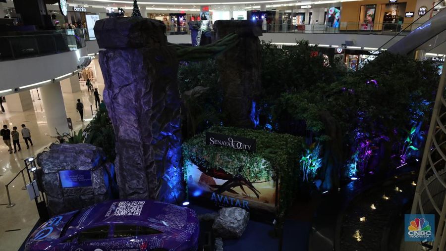 Pengunjung menjelajahi dunia pandora ala Avatar di Senayan City, Jakarta, Selasa (20/12/2022). Senayan City menghadirkan Festive Season The Festive Mood mulai tanggal 12 Desember hingga 8 Januari 2023, salah satunya Avatar Pandora Experience.  (CNBC Indonesia/Tri Susilo)