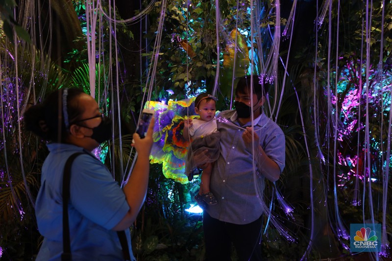 Pengunjung menjelajahi dunia pandora ala Avatar di Senayan City, Jakarta, Selasa (20/12/2022). Senayan City menghadirkan Festive Season The Festive Mood mulai tanggal 12 Desember hingga 8 Januari 2023, salah satunya Avatar Pandora Experience. Pengunjung menjelajahi dunia pandora ala Avatar di Senayan City, Jakarta, Selasa (20/12/2022). Senayan City menghadirkan Festive Season The Festive Mood mulai tanggal 12 Desember hingga 8 Januari 2023, salah satunya Avatar Pandora Experience. (CNBC Indonesia/Tri Susilo)