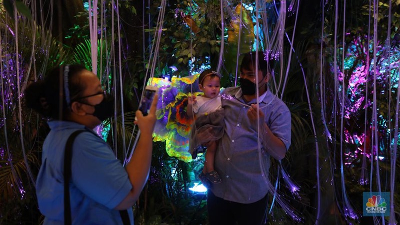 Pengunjung menjelajahi dunia pandora ala Avatar di Senayan City, Jakarta, Selasa (20/12/2022). Senayan City menghadirkan Festive Season The Festive Mood mulai tanggal 12 Desember hingga 8 Januari 2023, salah satunya Avatar Pandora Experience.  (CNBC Indonesia/Tri Susilo)