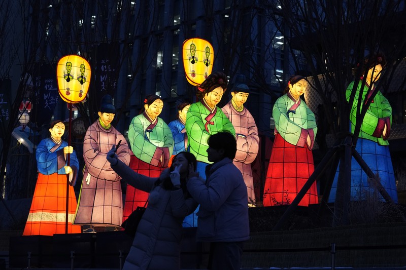 Seorang pengunjung mengambil foto lentera raksasa yang bersinar untuk perayaan Tahun Kelinci 2023 mendatang selama Festival Lentera di Lapangan Gwanghwamun di Seoul, Korea Selatan, Senin, 19 Desember 2022. Seorang pengunjung mengambil foto lentera raksasa yang bersinar untuk perayaan Tahun Kelinci 2023 mendatang selama Festival Lentera di Lapangan Gwanghwamun di Seoul, Korea Selatan, Senin, 19 Desember 2022. Festival ini akan berlangsung dari 19 Desember hingga Desember 31. (AP Photo/Ahn Young-joon)