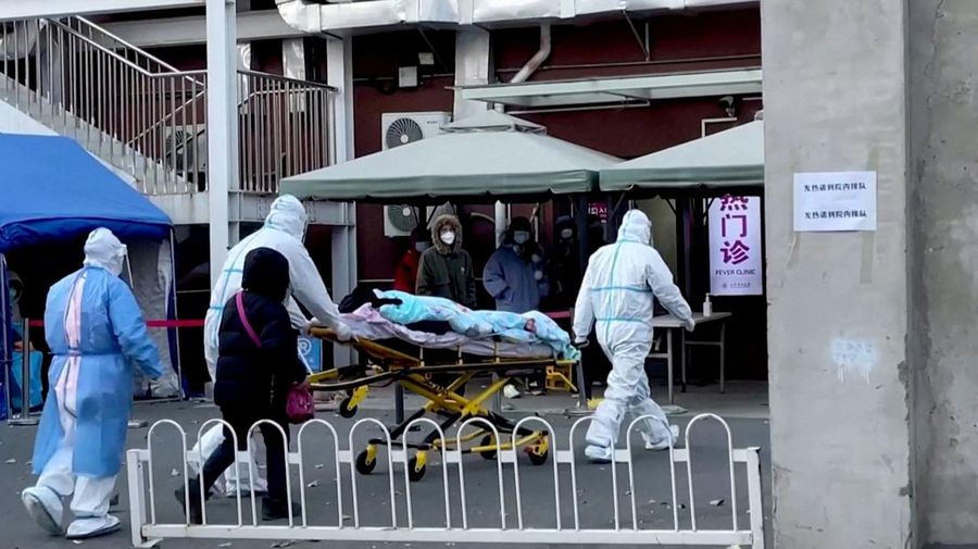 Staf medis memindahkan seorang pasien ke klinik demam di Rumah Sakit Chaoyang di Beijing, China 13 Desember 2022, dalam cuplikan layar yang diambil dari video Reuters TV. (REUTERS TV via REUTERS)