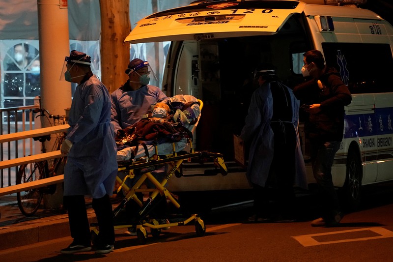 Seorang pasien didorong ke klinik demam di sebuah rumah sakit di Beijing, China, Senin (19/12/2022). China diprediksi bakal mengalami lonjakan kematian akibat Covid-19 hingga lebih dari satu juta kasus pada 2023 jika tren penularan virus corona terus melonjak. (AP Photo/Andy Wong)