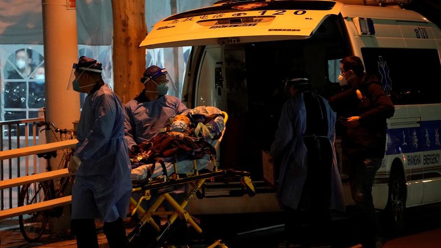 Seorang pasien didorong ke klinik demam di sebuah rumah sakit di Beijing, China, Senin (19/12/2022). China diprediksi bakal mengalami lonjakan kematian akibat Covid-19 hingga lebih dari satu juta kasus pada 2023 jika tren penularan virus corona terus melonjak. (AP Photo/Andy Wong)
