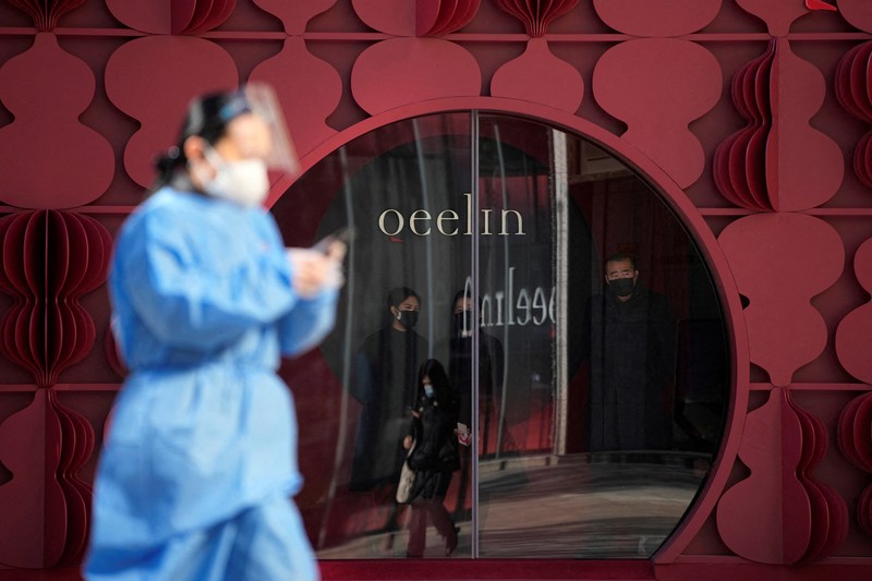 Seorang pasien didorong ke klinik demam di sebuah rumah sakit di Beijing, China, Senin (19/12/2022). China diprediksi bakal mengalami lonjakan kematian akibat Covid-19 hingga lebih dari satu juta kasus pada 2023 jika tren penularan virus corona terus melonjak. (AP Photo/Andy Wong)