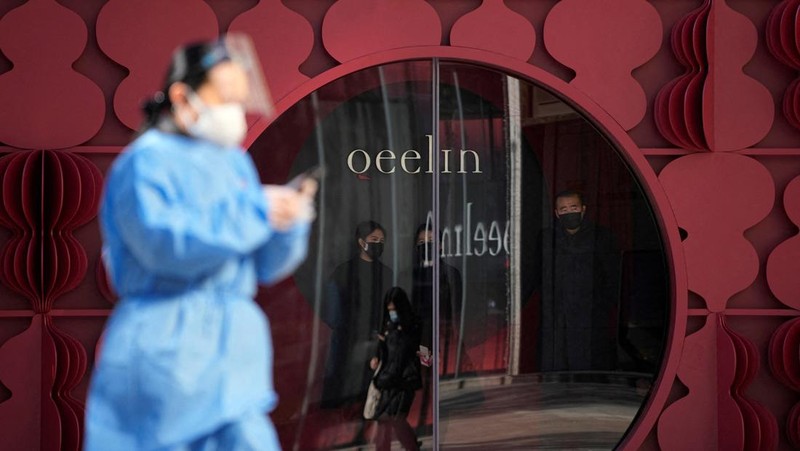 Seorang pasien didorong ke klinik demam di sebuah rumah sakit di Beijing, China, Senin (19/12/2022). China diprediksi bakal mengalami lonjakan kematian akibat Covid-19 hingga lebih dari satu juta kasus pada 2023 jika tren penularan virus corona terus melonjak. (AP Photo/Andy Wong)