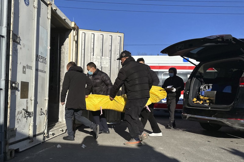 Suasana Covid di China Seorang pasien didorong ke klinik demam di sebuah rumah sakit di Beijing, China, Senin (19/12/2022). China diprediksi bakal mengalami lonjakan kematian akibat Covid-19 hingga lebih dari satu juta kasus pada 2023 jika tren penularan virus corona terus melonjak. (AP Photo/Andy Wong)