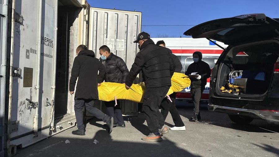Seorang pasien didorong ke klinik demam di sebuah rumah sakit di Beijing, China, Senin (19/12/2022). China diprediksi bakal mengalami lonjakan kematian akibat Covid-19 hingga lebih dari satu juta kasus pada 2023 jika tren penularan virus corona terus melonjak. (AP Photo/Andy Wong)