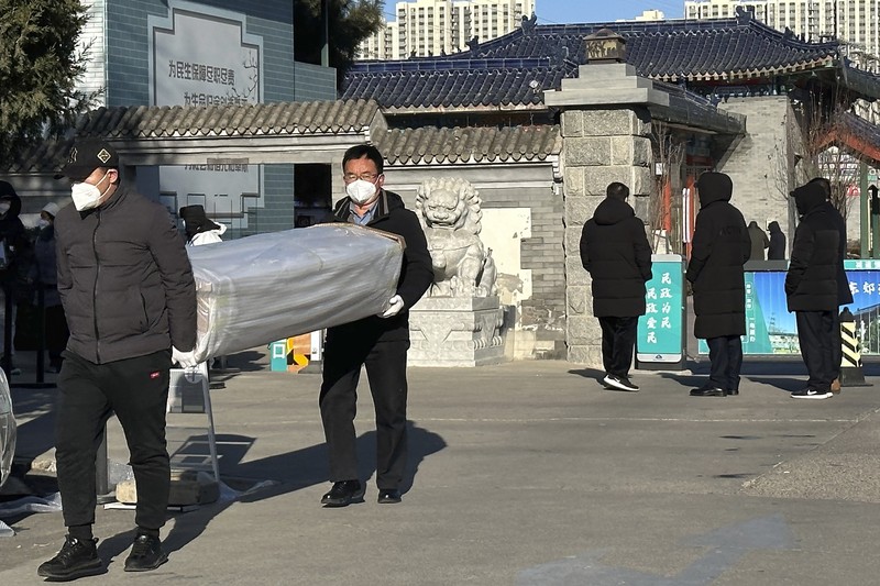 Warga berbaris di depan apotek untuk membeli obat pada 20 Desember 2022 di Nanjing, Provinsi Jiangsu China. Obat-obatan untuk flu, demam, batuk, dan obat anti-bakteri dan anti-inflamasi sangat diminati dalam beberapa hari terakhir karena lonjakan infeksi di seluruh negeri. (Photo by VCG/VCG via Getty Images)