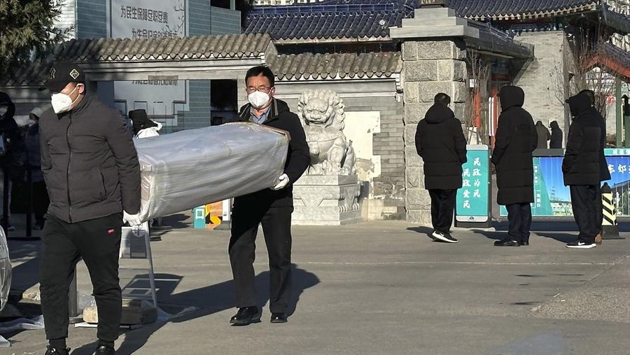 Warga berbaris di depan apotek untuk membeli obat pada 20 Desember 2022 di Nanjing, Provinsi Jiangsu China. Obat-obatan untuk flu, demam, batuk, dan obat anti-bakteri dan anti-inflamasi sangat diminati dalam beberapa hari terakhir karena lonjakan infeksi di seluruh negeri. (Photo by VCG/VCG via Getty Images)
