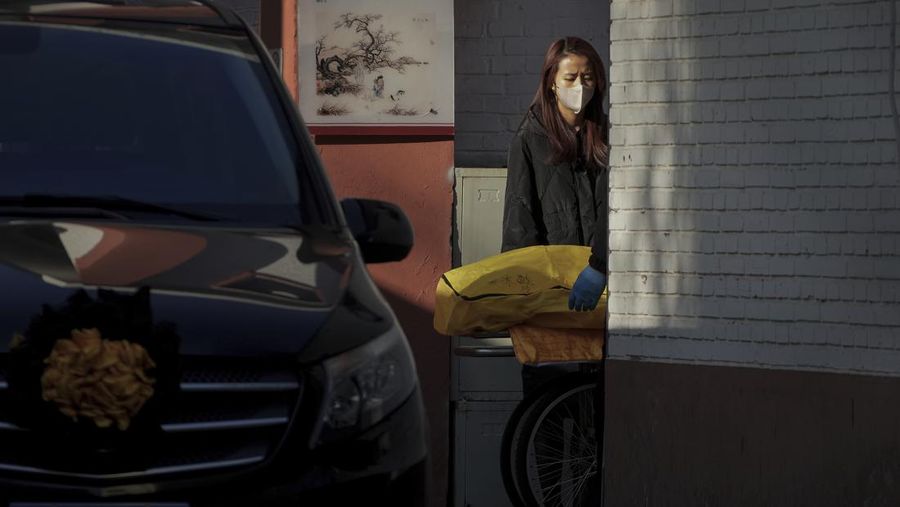 Seorang pasien didorong ke klinik demam di sebuah rumah sakit di Beijing, China, Senin (19/12/2022). China diprediksi bakal mengalami lonjakan kematian akibat Covid-19 hingga lebih dari satu juta kasus pada 2023 jika tren penularan virus corona terus melonjak. (AP Photo/Andy Wong)