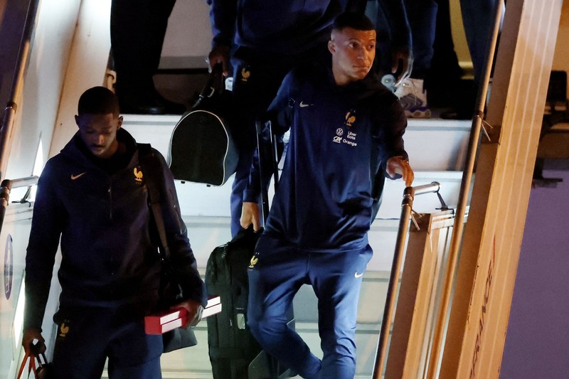 Timnas Prancis Tiba di negaranya usai mengikuti Piala Dunia 2022 Qatar Penyerang Prancis Ousmane Dembele (Kiri) dan penyerang Kylian Mbappe (Kanan) keluar dari pesawat AirFrance saat tim nasional Prancis tiba di Bandara Paris Charles de Gaulle, Prancis, Senin (9/12/2022). Tim Prancis tiba di negaranya setelah mengikuti pertandingan final antara Prancis melawan Argentina dalam gelaran Piala Dunia 2022 Qatar dan disambut para pendukungnya meskipun harus kalah oleh Argentina dalam pertandingan final tersebut. (Photo by CHARLY TRIBALLEAU/AFP via Getty Images)