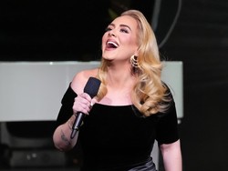 Adele Pamer Cincin Berlian di Konser, Bakal Menikah dengan Rich Paul! Adele Pamer Cincin Berlian di Konser, Bakal Menikah dengan Rich Paul!