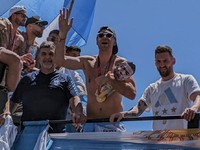 Selebrasi Juara, Martinez Bawa Boneka Berwajah Mbappe